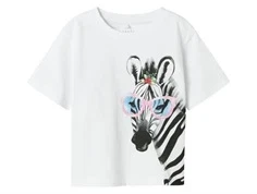 Hvid T-shirt fra Name It med et print på forsiden af en zebra med pink solbriller 13241600 bright white